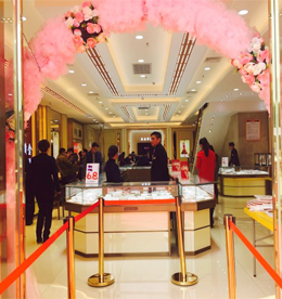 2016年11月27日，尊龙官方集团超级回馈日——老庙黄金新北旗舰店闭馆内购会盛大启动。此次内购会，尊龙官方集团携手上海老庙黄金，为全体尊龙官方的客户、员工、股东提供最优惠的价格，提前引爆黄金市场。