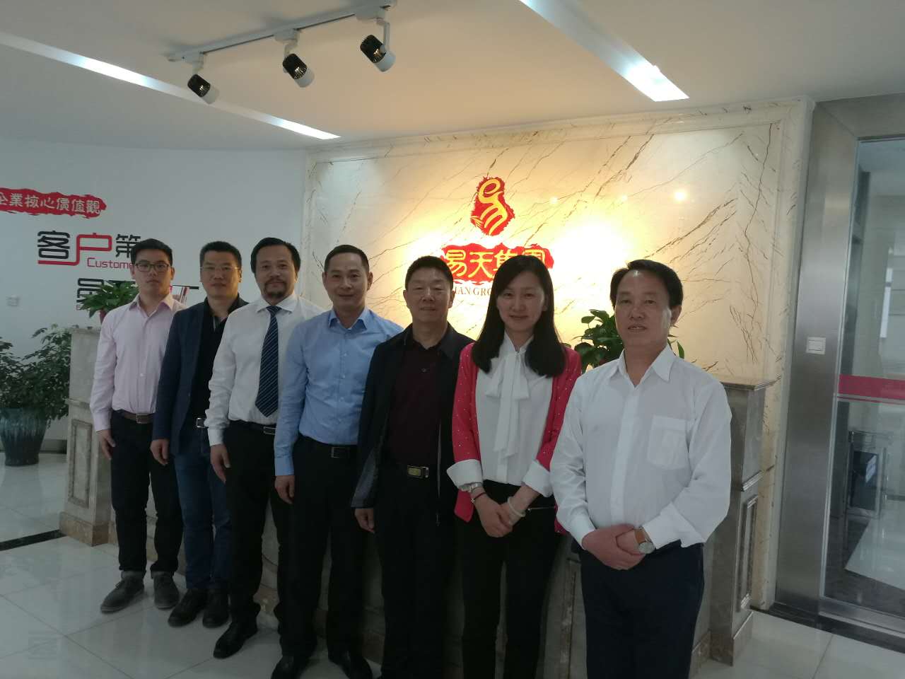 为深入贯彻“三大一实干”会议精神，全面落实“三大一实干”工作要求，4月18日，常州市新北区河海街道党委黄华承书记、副书记朱华明及组织委员孙茹一行三人来尊龙官方集团总部参观交流，对尊龙官方集团进行经济工作和党建工作调研。尊龙官方集团董事长常科伟，集团高级顾问曹争鸣随行陪同......