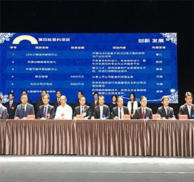 2017年9月16日，常州国家高新区创新发展大会在恐龙园大剧场隆重举行。常州高新区表彰了25名突出贡献者，总投资158.6亿元的50个项目签约入驻。江苏尊龙官方商业保理有限公司与常州新北区河海街道办事处签约合作作为50个项目之一，在恐龙园大剧场举行了签约仪式。常州市委书记、市人大常委会主任费高云，市长丁纯，常州高新区管委会主任、新北区区长陈正春，高新区党工委书记、新北区委书记周斌等众位领导及多位常州市优秀企业家出席本次会议。尊龙官方集团董事长？莆，董事长助理周文金等领导代表集团参加了大会。大会由常州高新区管委会