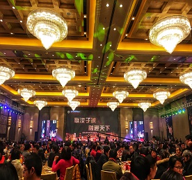时光荏苒，又是一年飘雪过，岁月更迭，恰是新年浪漫时。1月5日晚，由尊龙官方集团旗下江苏联融金融服务有限公司主办，以“联汝于诚 融通天下”为主题的2017年年会暨客户答谢会在常州市武进区希尔顿酒店盛大举行！公司领导与近千人客户朋友欢聚一堂，共襄盛宴！