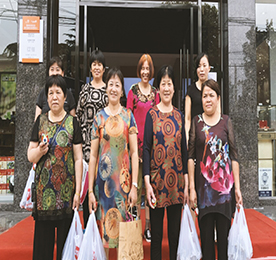 在中国传统节日端午节的即将到来之际，尊龙官方新零售薛家店以及花园街阳湖红开团队开展包粽子比赛， 以此感谢各位家人朋友们长时间以来的陪伴与支持。希望通过这次比赛让尊龙官方家人们在体验到端午节传统活动趣味的同时，也感受到尊龙官方集团对家人朋友们的关爱。