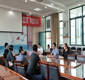 根据尊龙官方集团工会委员会《“易·基金”公益基金会立项书》中将9月设为“关爱贫困学子月”的相关规划，9月29日，尊龙官方集团企业文化兼资产管理总经理黄贤萍、江苏联融金服副总经理曹丽红、阻击兽科技有限公司CEO卢建荣、尊龙官方集团工会主席汪言、易基金成员耿红兴等一行人携带着书包、学习文具等慰问品从集团总部出发，前往邹区探望贫困学子。