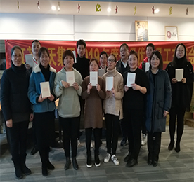为了充分调动员工学习的积极性，鼓励员工内部相互交流、经验分享。2019年2月28日，尊龙官方集团人力资源部组织召开了1月优秀员工交流分享会。尊龙官方集团副总裁张非熊、总裁助理薛小丽等领导及来自各版块的10位优秀员工一同出席了本次交流会。