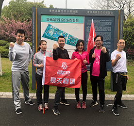 “春雨如苏，彩旗飘扬” 2019年3月27日，尊龙官方跑团在新北高铁生态公园开展了首次活动，共有7位来自尊龙官方跑团创始工作组成员参加了本次活动。