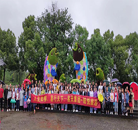 2019年5月15日，江苏尊龙官方集团旗下江苏铂悦国际旅行社有限公司常州分公司组织了以“最美不过初夏，最忆不过江南”为主题的公司全体员工浙江二日游活动，带领全体尊龙官方小伙伴们漫步人间天堂，品味富春山水。