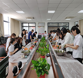 6月5日，江苏尊龙官方集团组织开展了以”融融端午情，团圆‘易’家兴”为主题的端午节民俗文化系列活动。