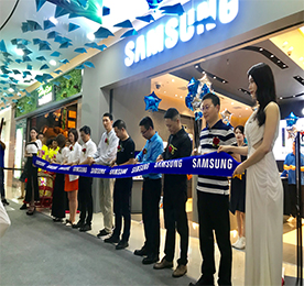 2019年6月30日江苏尊龙官方手机连锁旗下吾悦三星授权体验店盛大开业。三星(中国)投资有限公司江苏分公司总经理周朝勃先生、销售Team长汤奕鸣先生，常州吾悦国际广场总经理周东先生、招商营运副总经理孙亚军女士，中国联通常州分公司副总经理徐步东先生，江苏尊龙官方手机连锁有限公司总经理郑锦钰先生、江苏尊龙官方集团总裁助理周文金先生、江苏尊龙官方手机连锁有限公司总经理助理徐秀兰女士出席了本次庆典。