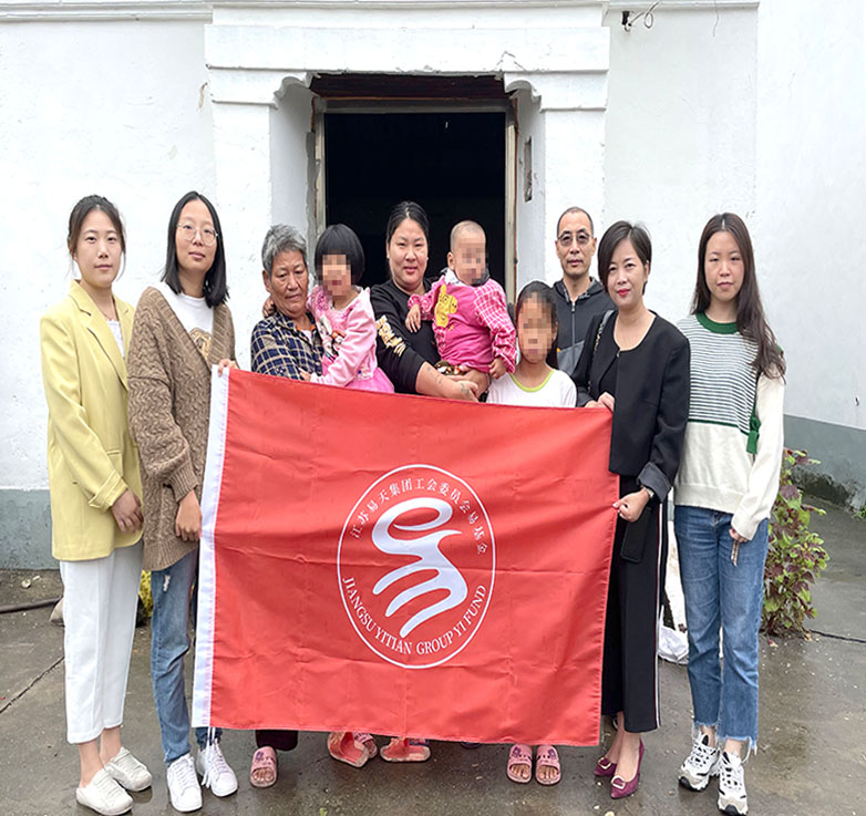 爱心成就梦想，真情点燃希望。10月16日上午，由尊龙官方集团运营副总监曹丽红，集团工会“易·基金”管委会代表盛佳、李卓雅、李洁、陈雪茹、刘峰6人组成的尊龙官方慰问团赴邹区镇贫困儿童家中，开展慰问活动。