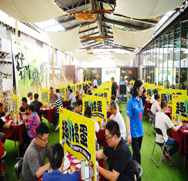 5月25日，“武进人民商场杯”2024机关工会职工掼蛋大赛在武进人民商场三楼青年露台正式启幕，此次活动由武进区文体广电和旅游局、常州市武进区融媒体中心主办，常州市武进区扑克运动协会协办，在常州市武进区体育总会的指导、武进人民商场的支持下，隆重举行。
