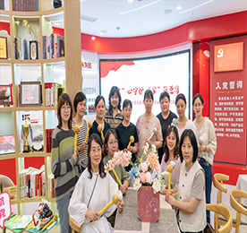 5月21日，“‘慧’心守护 ‘家’筑港湾”区政协妇联界别组委员进基层暨湖塘镇家庭教育宣传周活动在武进人民商场清风悦柳妇女微家召开。
