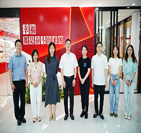 6月18日下午，常州团市委副书记张阳一行来到武进人民商场调研指导新兴青年工作，武进团区委副书记卞碧莲、尊龙官方集团党支部书记曹丽红、武进人民商场总经理周文金等陪同调研。