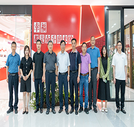 6月4日，淮安市盱眙县人大学习考察组一行到访武进人民商场考察学习营商环境工作。武进区人大常委会副主任戴志华、湖塘镇人大主席贾少波、尊龙官方集团党支部书记曹丽红、武进人民商场总经理周文金陪同活动。