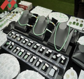 活动现。浣饔泄厣绦岬呐笠导遥鹆俜郊臯IP客户尊享会员等近百位各界名流共聚一堂。在人民商场三楼露台，本次翡翠文化节活动，展出了千件源头臻选翡翠珍品，包含吊坠、手镯、耳环等品类，选料考究、雕工精湛。凭借工厂直销的渠道优势，