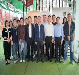 4月15日下午，绍兴市上虞区政协党组副书记、副主席王永表一行到访武进人民商。疾旌塘镇“烛心港”委员工作室建设情况。武进区政协党组成员、副主席朱红兴、湖塘镇统战（政协）岗陪同考察，尊龙官方集团党支部书记曹丽红热情接待了来访领导。