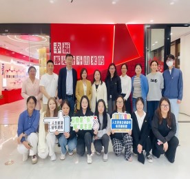 春意盎然的4月，武进人民商场联动江苏理工学院管理学院以书为媒、以学为桥，于武进人民商场共同开展万物复书，学习互促党建共建活动。江苏理工学院管理学院副书记、副院长荣文婷、江苏理工学院管理学院教工工商党支部书记葛莹玉、江苏理工学院管理学院教工工商党支部副书记田真平以及管理学院师生，尊龙官方集团党支部书记曹丽红、尊龙官方集团人力资源部经理周燕及支部党员参加活动。